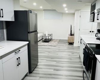 Cozy Private Basement Suite – Clean, Quiet & Comfortable - Chestermere - Kitchen