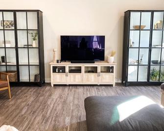 The Sparks Home! Relaxing Space + Lux Kitchen - Chesapeake - Living room