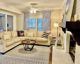 Fabulous 4-Br, 2.5 Bath Lakefront Home With Outstanding Amenities - Eatonton - Living room
