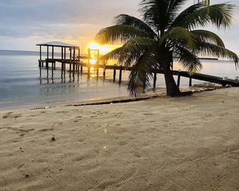 Coral Cove Inn - Seine Bight Village - Strand