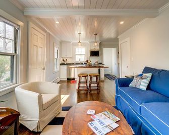 Charming Quissett Cottage - Private beach / Walk to the Knob! - Falmouth - Wohnzimmer