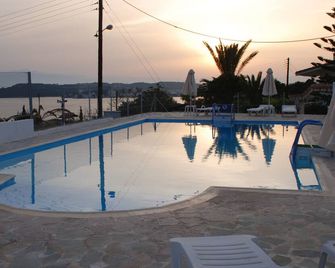 Long View Resort & Spa Rooms & Apartments - Порто Хелі - Басейн