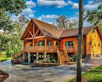 Fox Den Cabin Sleeps up to 18 ADA Compliant main floor w/ Hot Tub - Shenandoah - Building