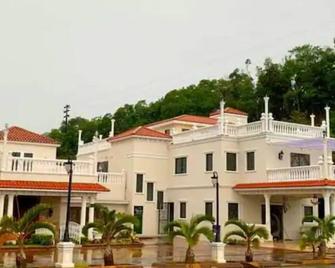 Romantic Exp @ Vintage Rm w Priv Terrace & Hot Tub - Aguada - Bâtiment