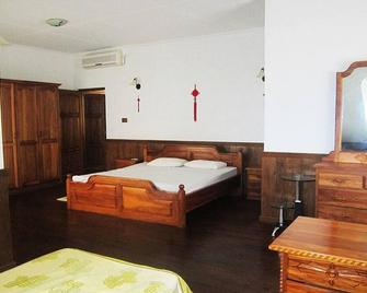 Anum Cara Guesthouse with both Mountain View and Sea View - Anse aux Pins - Bedroom