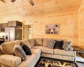 Peaceful Blue Ridge Cabin, Forest View and Fireplace - Blue Ridge - Living room