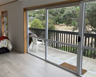 Moana Cove Lodge - cottage unit Kereru Cottage - Kawau Island - Balcony