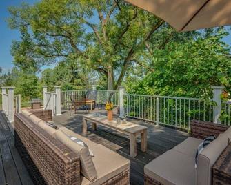 Journeyman Distillery Farmhouse in Three Oaks! Three Night Summer Minimum! - Three Oaks - Balcony