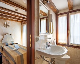 Hotel Mercurio - Venice - Bedroom