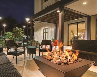 Home2 Suites by Hilton Parc Lafayette - Lafayette - Patio