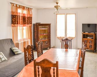 Cozy Home In Coutras With Kitchen - Coutras - Dining room