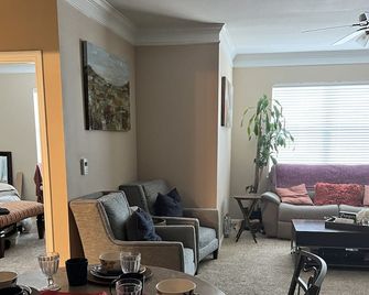 Cozy, Cool & Central location to the Galleria and NRG stadium - Houston - Living room