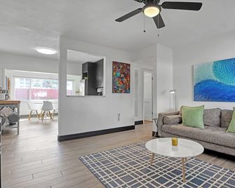 1 Blk to Beach, Downtown wPrivate Suite & Spa - Cocoa Beach - Living room