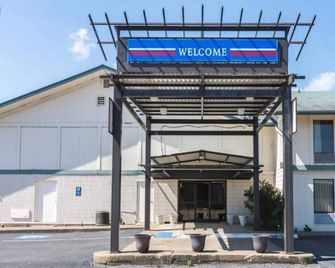 Motel 6 Arkadelphia, 1 Queen Bed | Nsmk - Arkadelphia - Edificio