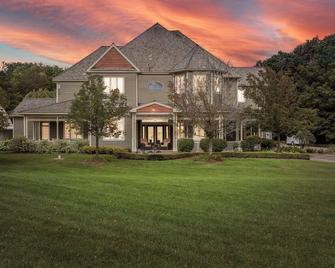 12 Acre Private Sport Resort & Spa Tennis Pickleball Sauna Hottub Pool Golf Fifa - Burlington - Building