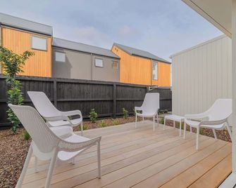 Modern Two Storey Stay with Private Patio - Middleton