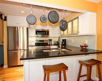 350 paces to McKinley St. Beach, Fire Pit, Outdoor shower, Gazebo, Outside Decks - Union Pier - Kitchen