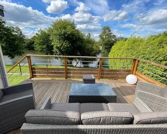 Cozy cabin in La Flèche with terrace and river view - La Flèche - Balkon