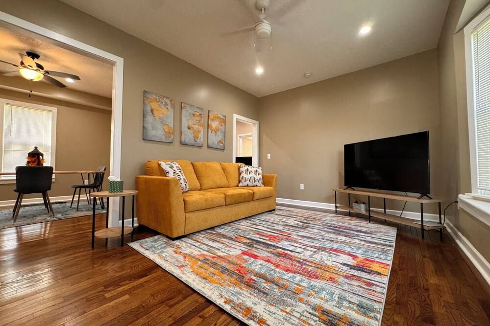 Lovely 3-bedroom house in downtown Kansas City with WiFi, AC and so much more - קנזס סיטי - סלון