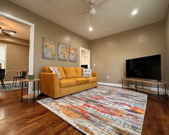 Lovely 3-bedroom house in downtown Kansas City with WiFi, AC and so much more - Kansas City - Sala