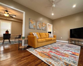 Lovely 3-bedroom house in downtown Kansas City with WiFi, AC and so much more - Kansas City - Huiskamer