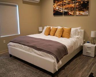 Entertainment Villa • Close to Everything • Guest Approved • Ryder Cup Ready - Elkhart Lake - Bedroom