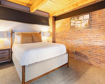 Landing | Spectacular 2bd, Courtyard, Gym - Cleveland