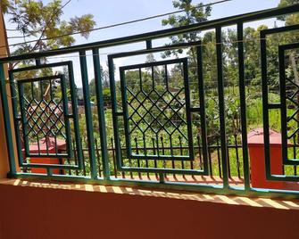 Luxe Home (the place to relax and/or work) which is an apartment - Kisii - Balcony