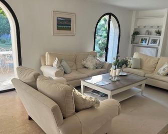 Lacoste -A beautiful Provencal farmhouse - Lacoste - Sala de estar