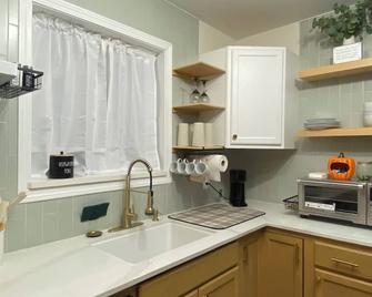Cozy 1-BR/1-BA Modern Tiny Home w/Pool & Hot Tub & Spacious Yard w/Covered Patio - Houston - Kitchen