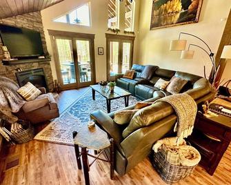 Uncompromising luxury, comfort & convenience just outside Glacier National Park. - West Glacier - Sala de estar