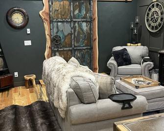 Swan Valley Modern Vintage Bayhome. Awesome view of Rainey Creek. Sleeps 5. - Swan Valley - Living room