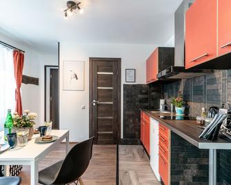 Green Garden & Private Parking Apartments with Playground - Riga - Kitchen