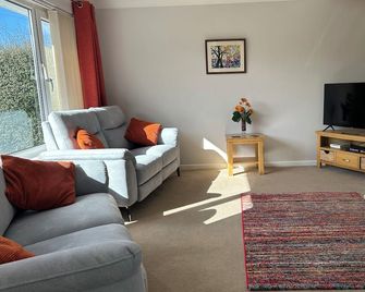 Family Friendly Accessible Bungalow In Quiet, Rural Location Near The Sea - Redruth - Soggiorno