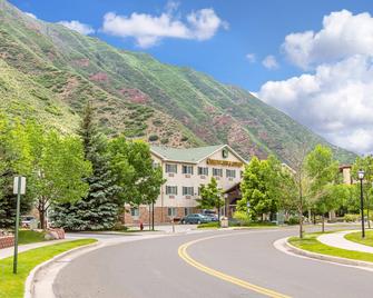 Quality Inn & Suites On The River - Glenwood Springs - Gebäude