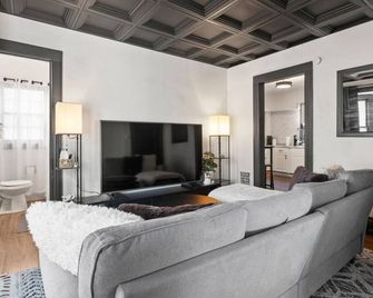 Welcome to Your Cozy Retreat in Central Rochester! - Rochester - Sala de estar