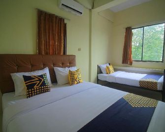 Spot On 2305 Andys Nur Penginapan - Dumai - Bedroom