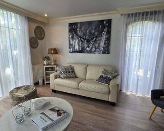 Urbane Holiday Home in Garderen with Terrace and Garden - Garderen - Huiskamer