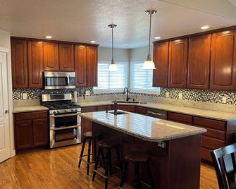 6 Bedroom, 4.5 Bathroom, 2 Kitchen - Spacious & Clean in Quiet Neighborhood - West Jordan - Kitchen