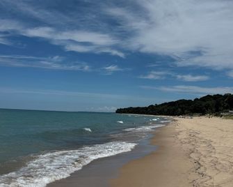 Oak Dunes - Walk to the beach from this Cozy home - Union Pier - Beach