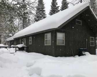 Our cozy lakeside cabin offers you the simple pleasures of an up north getaway. - Deer River - Building