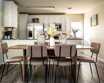 Cozy Home in San Antonio near Lackland AFB - San Antonio - Dining room
