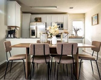 Cozy Home in San Antonio near Lackland AFB - سان انطونيو - غرفة طعام