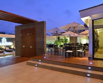 اوتل لو كريستال - ليبرفيل - شرفة مرصوفة