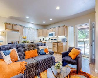 Cedars Hideaway B - Stanwood - Living room