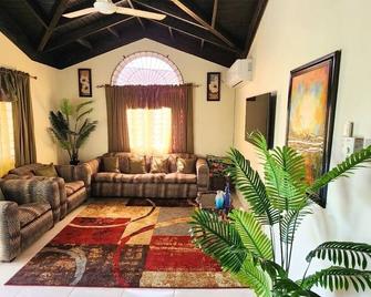 Quiet Vacation Home In Jamaica Martha Brae Trelawny. Jamaica Rental Getaway - Falmouth - Salon