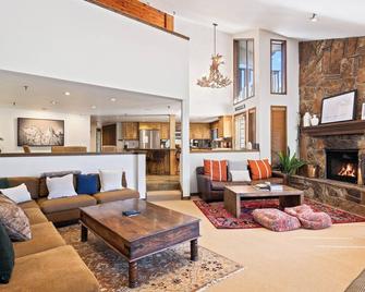 Luxury Retreat 3 min to Deer Valley, Ski Nearby! Gourmet Kitchen, Cozy Fireplace, Sleeps 10 - Park City - Living room