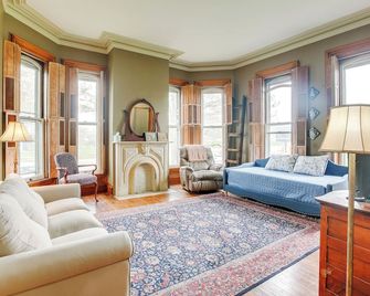 Family Home Near Franklin Historic Distr - Franklin - Living room