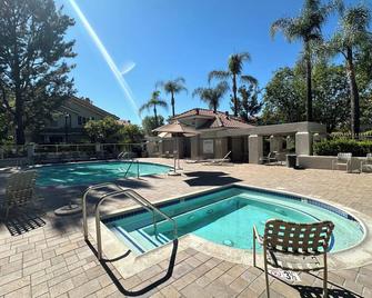 Chic Coastal California Condo with WiFi, AC in south Orange County - Mission Viejo - Pool