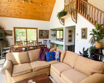 Moss Creek Cabin in the woods on Madeline Island - La Pointe - Living room